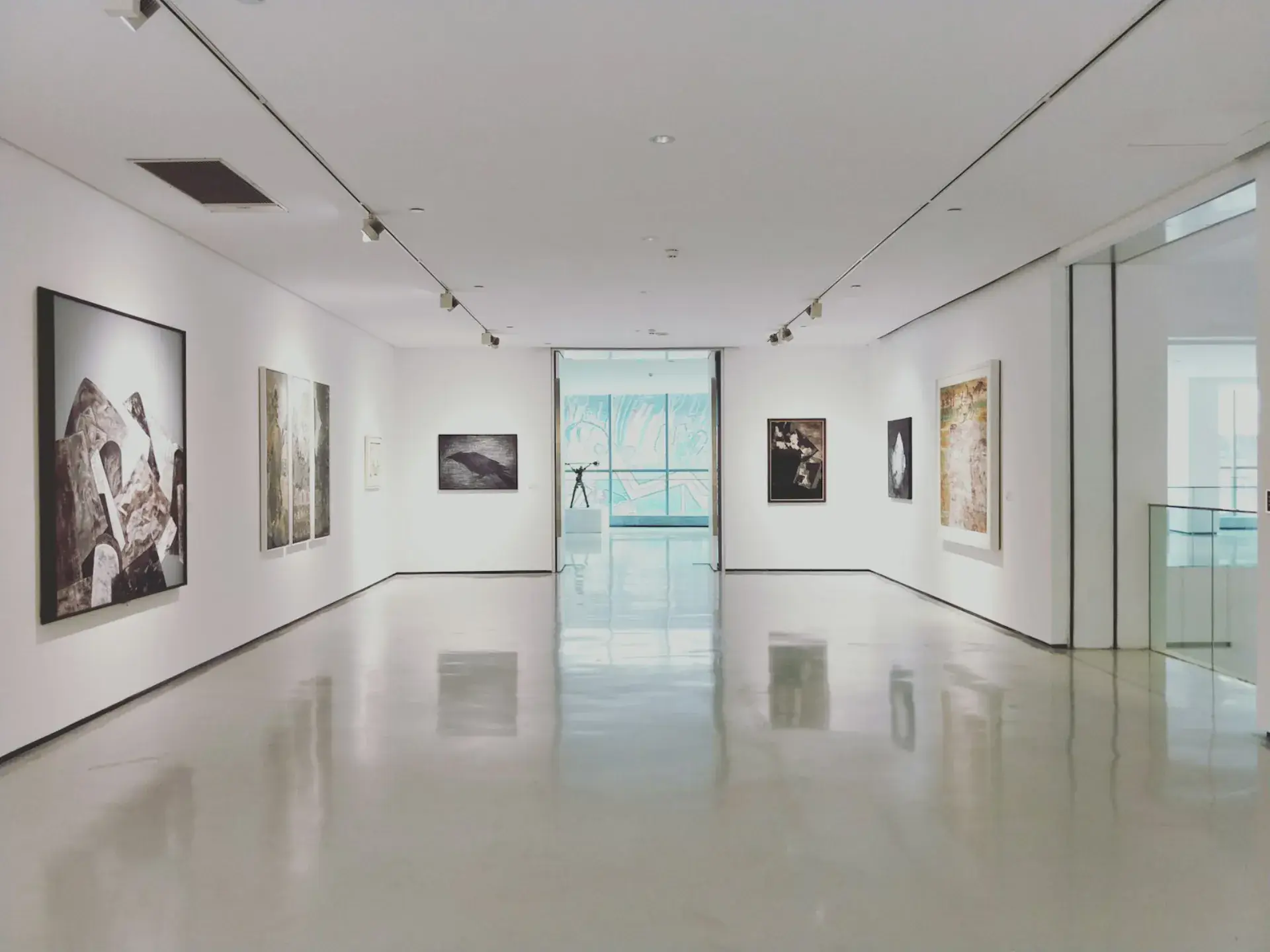 白い壁の美術館の展示室